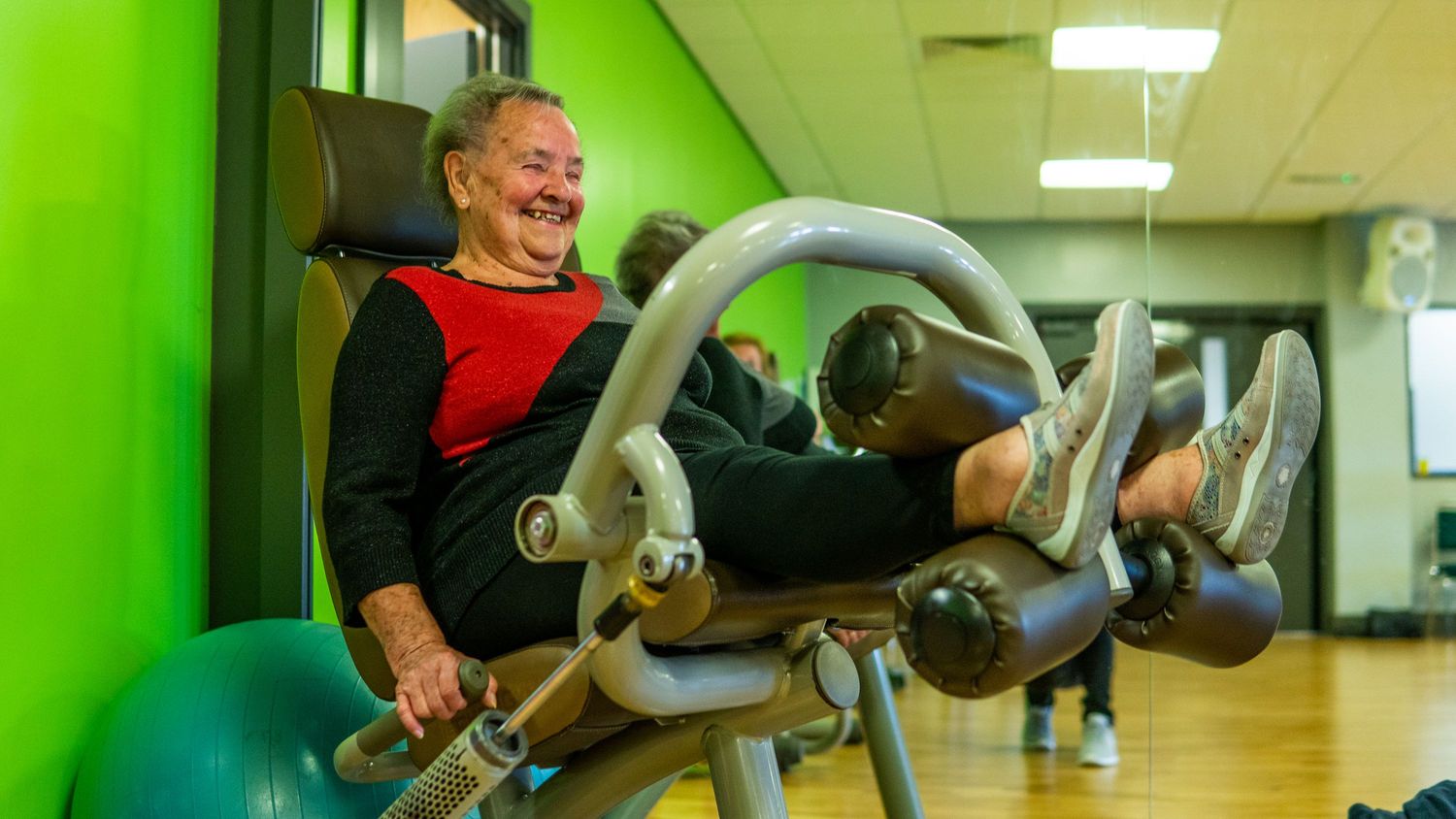 An woman on an exercise machine